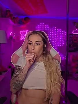 Laurenlotus - TITS OUT 10 MIN AND SPIT PLAY! 👅😈