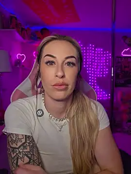 Laurenlotus - TITS OUT 10 MIN AND SPIT PLAY! 👅😈