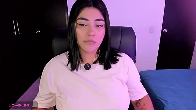 Lucy2606 - plug in ass