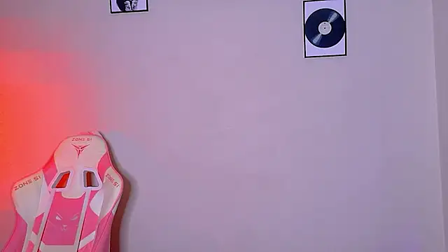 Love4me01 - Whats under my skirt show my panties