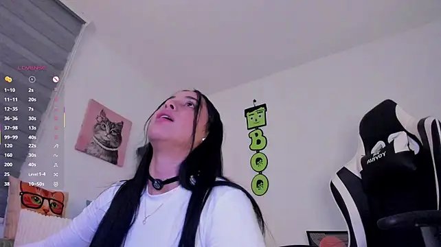 Gigi-bom - naked and fingers in pussy