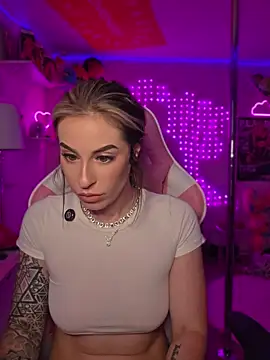 Laurenlotus - TITS OUT 10 MIN AND SPIT PLAY! 👅😈