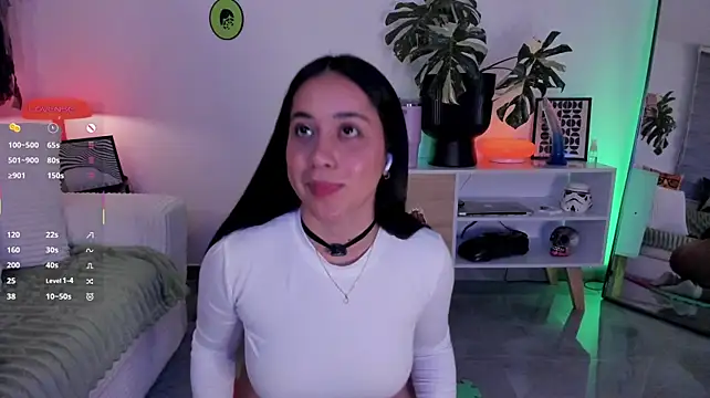 Gigi-bom - naked and fingers in pussy