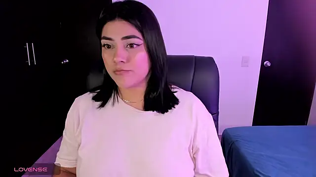 Lucy2606 - plug in ass