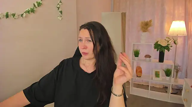 Lea_shadom - look under the T-shirt