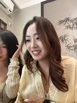 Yomi009 - 户外茶馆小粉震阴蒂😳