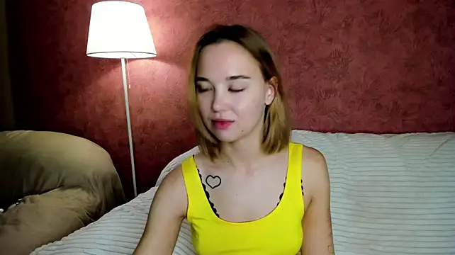 KayleenCurtis - Play with boobs close to cam