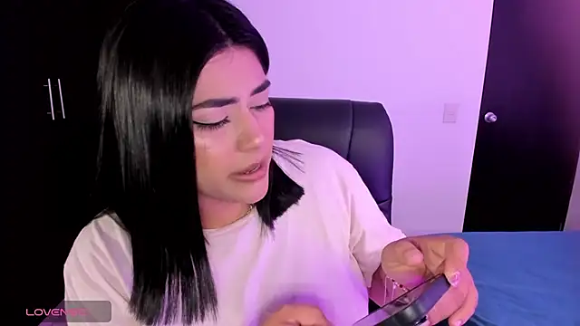 Lucy2606 - plug in ass