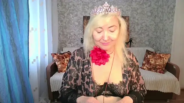 LadyKriss - spread your legs on the sofa where