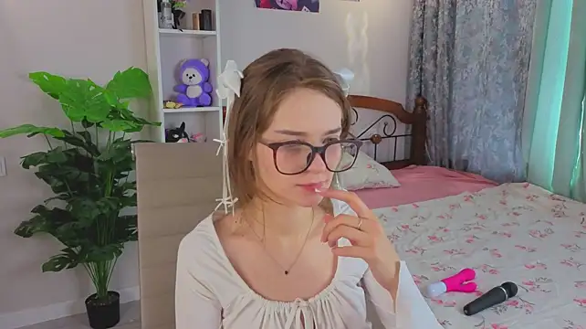 Vialeta_baby - suck fingers