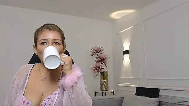 Ambervg - clit close and spread