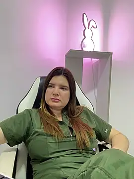 Amelia_16 - Show legs