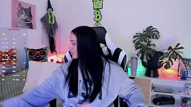 Gigi-bom - naked and fingers in pussy