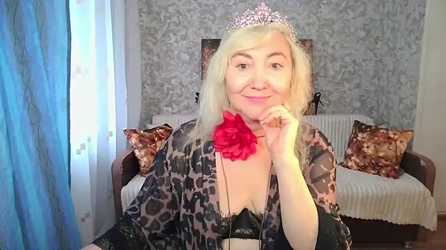 LadyKriss - spread your legs on the sofa where