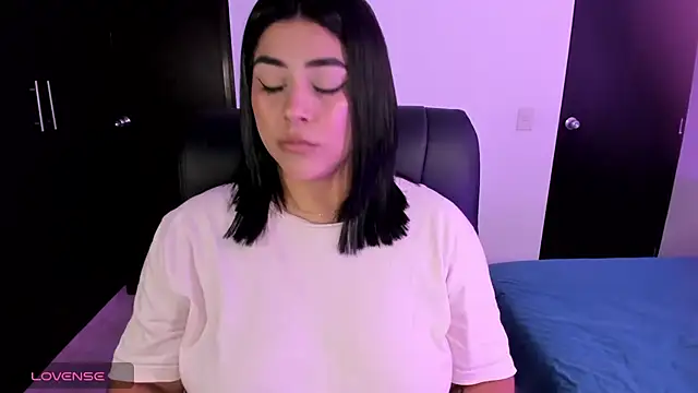 Lucy2606 - plug in ass