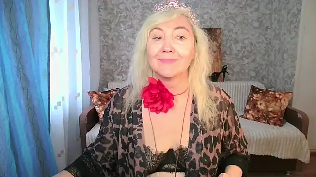 LadyKriss - spread your legs on the sofa where