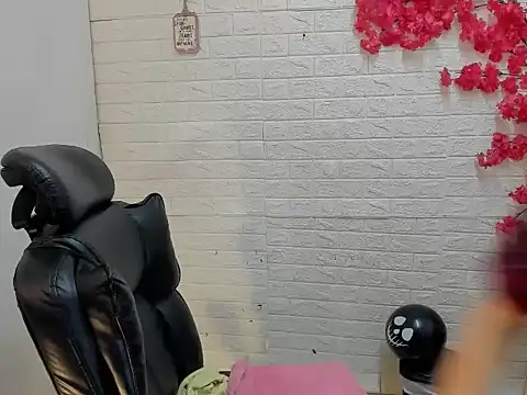 HannaHott7 - 😳 6 slaps on the backside 🍑