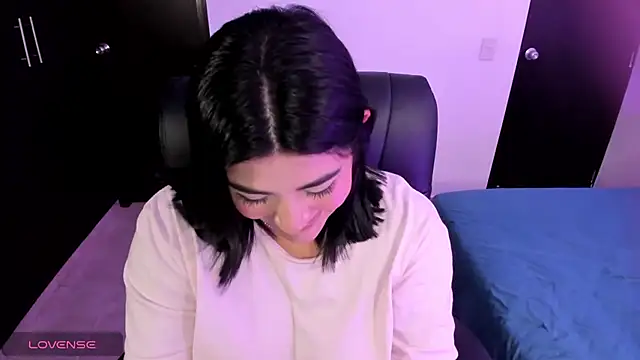 Lucy2606 - plug in ass