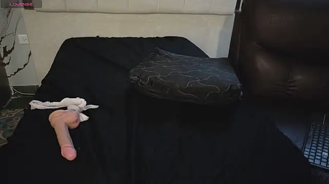 Alanis_22 - 2 fingers pussy + oil