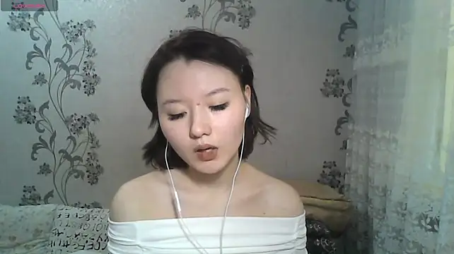 QuyenLuellen - to play with your lips and tongue