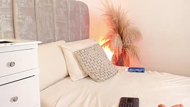 Rachel_ruso - Spank ass x 4 💦😉