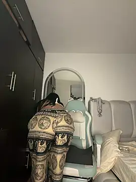 MiaSofia__ - I model my outfit.🤠🤎💃