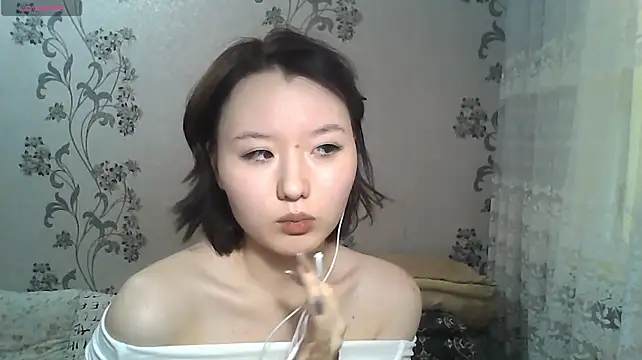 QuyenLuellen - to play with your lips and tongue