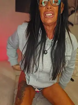 Misses-Cougar - GAPE AND PLUG OILY ASS
