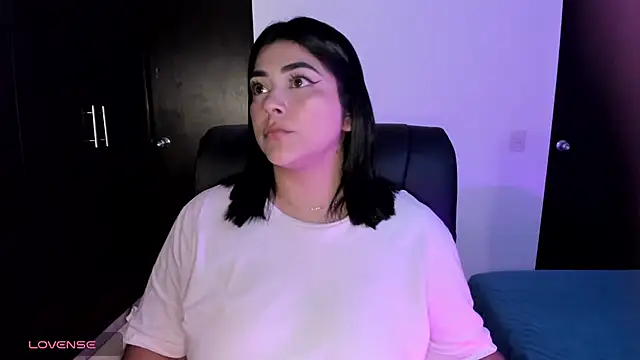 Lucy2606 - plug in ass