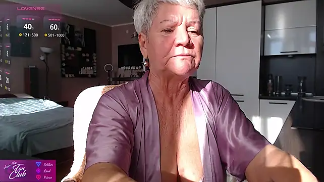 Roxana_brooks - show boobs and wiggle