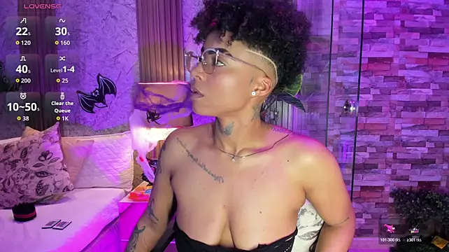 LuciaWallace - oil on the ass and rubbing it in🥵🍑