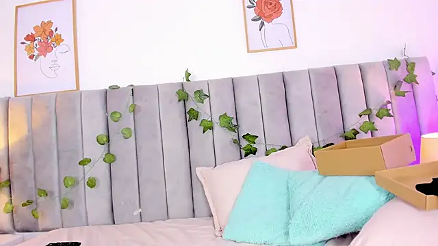 Naomiii__ - ride pillow + slap in my ass