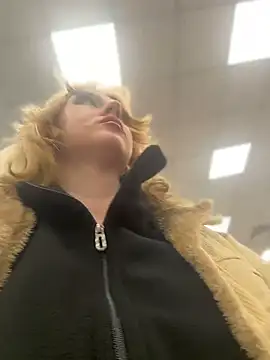 RonnieKiss - Completely naked