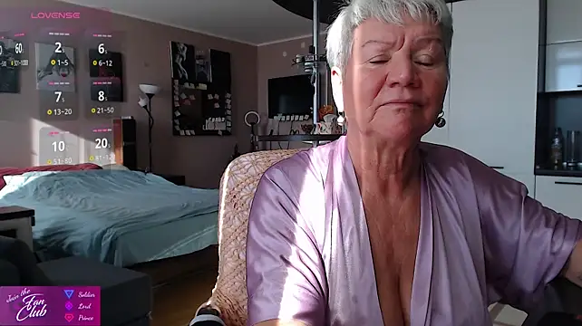 Roxana_brooks - show boobs and wiggle