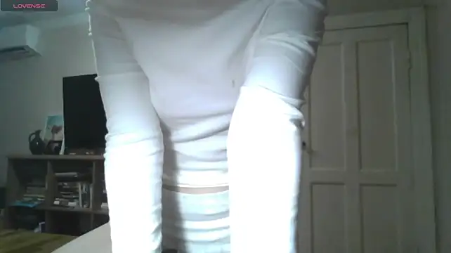 QuyenLuellen - show you my sweet little butt