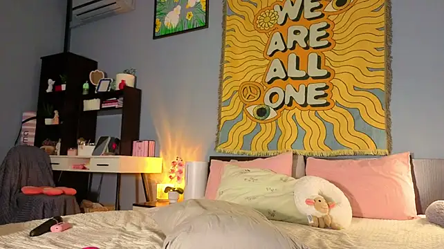 Lottie_cutie - Naked riding on pillow