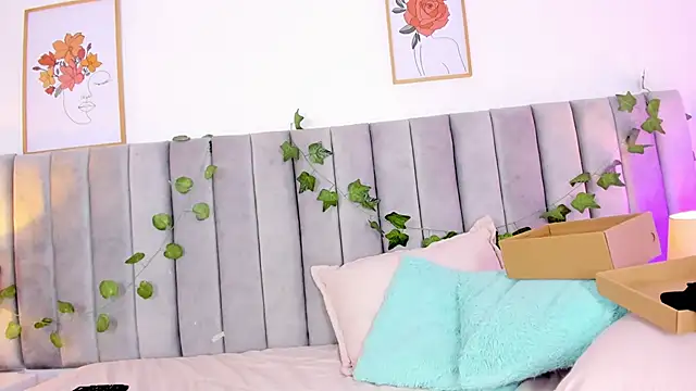 Naomiii__ - plug finges in pussy👄😈🥵