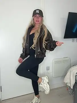 SexySaraxxoo - NAKED 5 MIN🤍