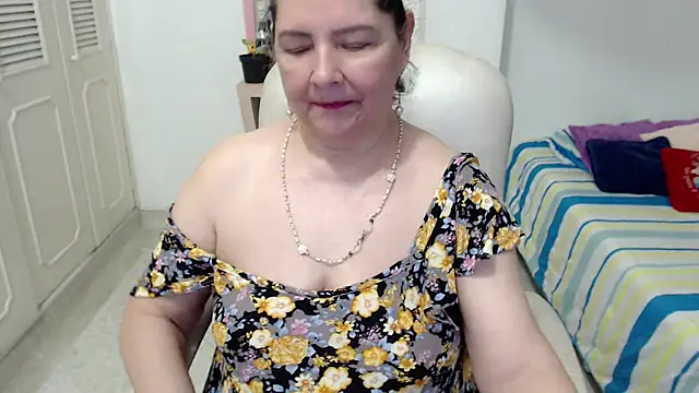 Leonela_69 - mommy is horny come play with me