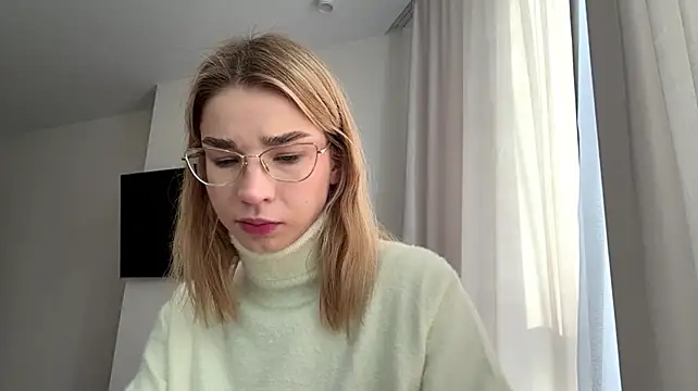 PickmeGirl - Blow a kiss close to cam😘