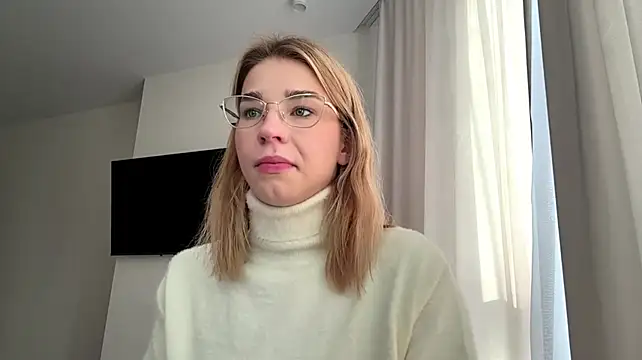 PickmeGirl - Blow a kiss close to cam😘