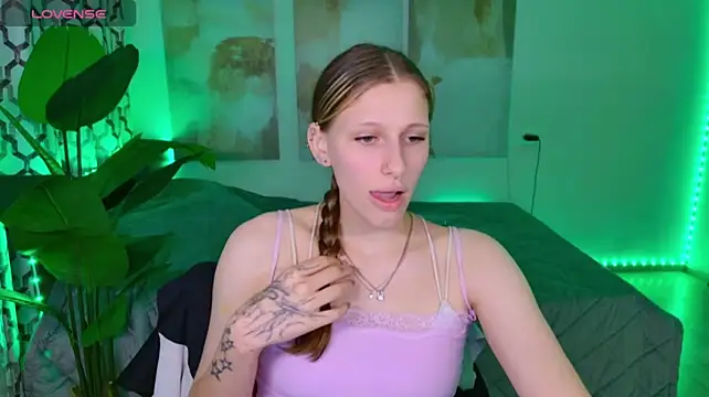 MiaCream's Live XXX Chat