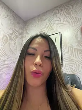 Sexyyykloee - tits out + very sloppy deep throat