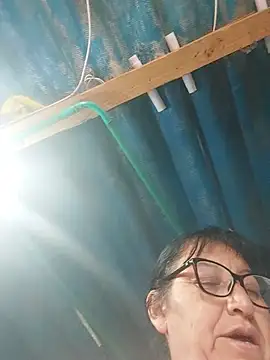 Clarita_01 - Mostrar pies y coño