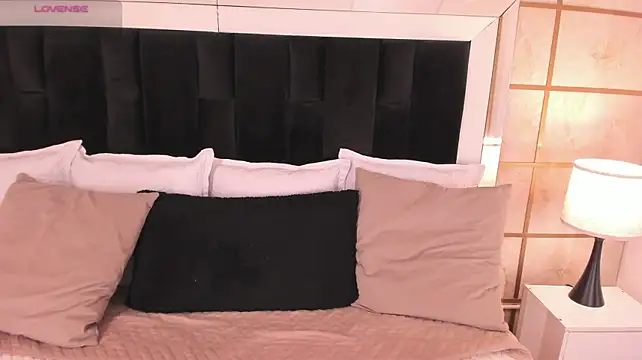 Crystal_Rose__ - 🌹Pussy spread + Naughty spank🌹