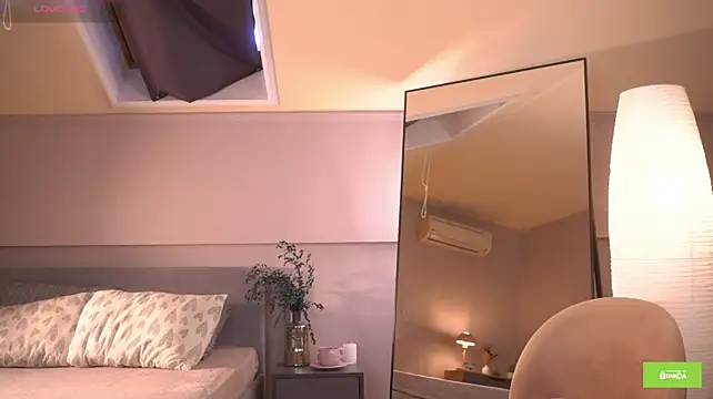 Sensation_new - to tease with a bare back