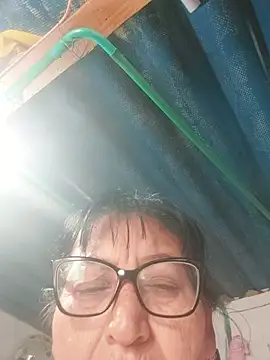 Clarita_01 - Mostrar pies y coño