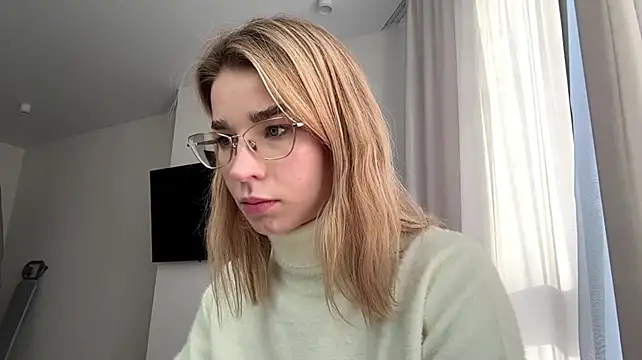 PickmeGirl - Blow a kiss close to cam😘