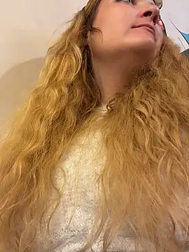 AdelRich - Using an anal plug with a ponytail