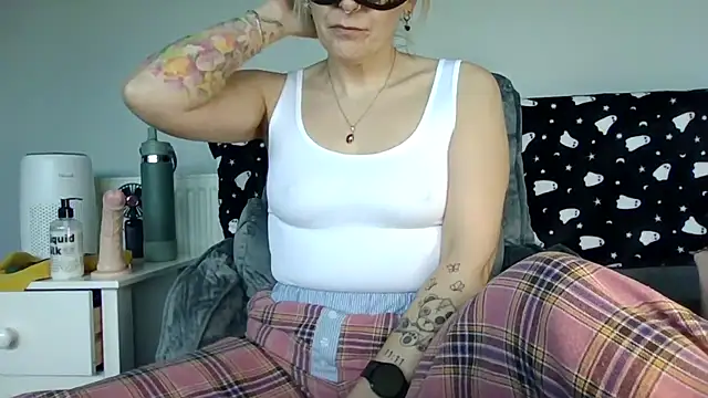 IzzysLittleSecret - Trousers off!!